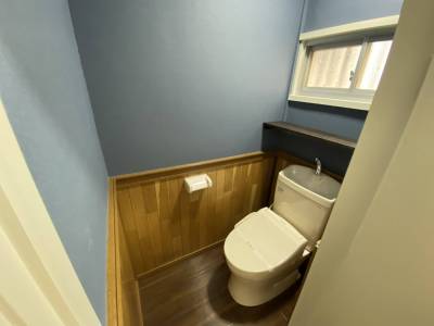 トイレは青い壁紙がアクセント