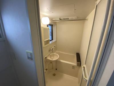 バスには窓があり、浴室乾燥と追い焚き機能付きです