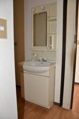 鏡付き混合水栓洗面台。下に収納ボックスあり

