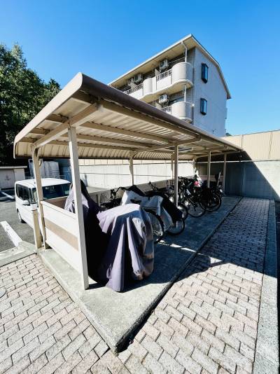 バイクも置ける駐輪場も敷地内に御座います♪