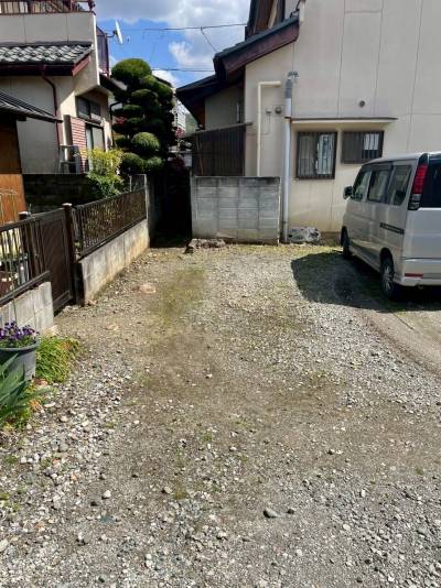 駐車場です。ワゴン車も問題なく駐車できます。