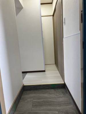 玄関、奥はシュウズクロゼット