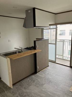 カウンターキッチンを
アイランド型に配置