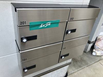 ポストはサイズ感のあるものも折らずに入ります。