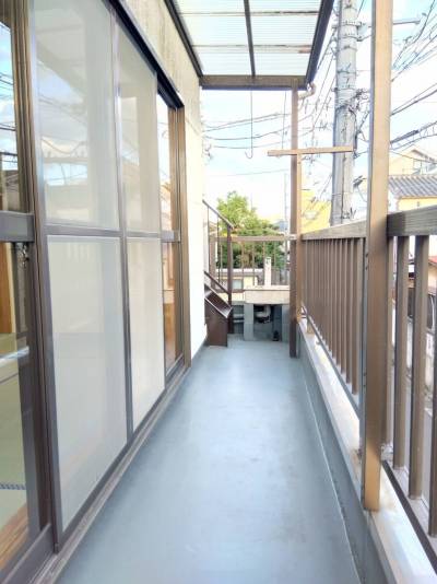 2階南側ベランダ。東側のベランダにも洗濯物が干せます。