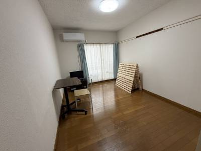 机、椅子、すのこベッド、TV付き