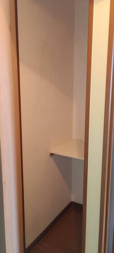 廊下の物置、掃除道具などの収納に便利