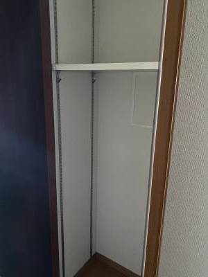 廊下にある便利な収納スペースです。