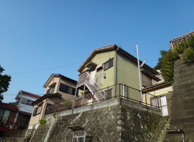 一軒家風のアパートです