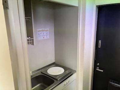 玄関ドアと小型台所