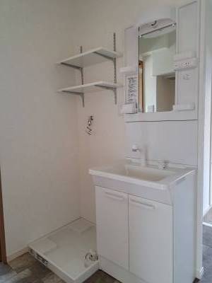 独立洗面台と洗濯機置場