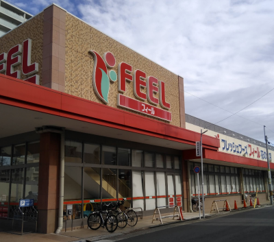 徒歩8分、距離600mの肉の鮮度種類が評判な近場のスーパー。