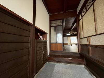 靴箱付きの広い玄関です。