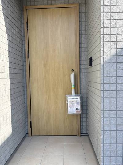 玄関　断熱ドア　ナチュラルカラーです