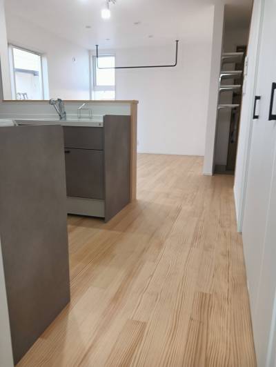 キッチンからリビング　ランドリーパイプ