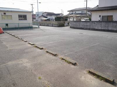 駐車場は建物のすぐ隣にあります。