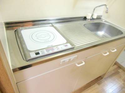 清潔なコンパクトキッチンはIHコンロ付き