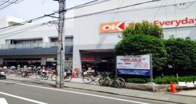 スーパーは駅途中にあります