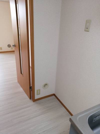 キッチン横の冷蔵庫置き場です。