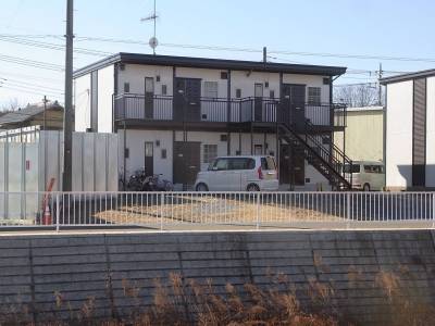 北側道路と南側私道で二方向通り抜け。川を見下ろす眺望。