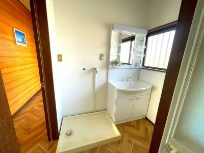 脱衣場　シャワー付きの洗面台　洗濯置き場も