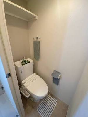 温水シャワー付きの清潔なトイレです。