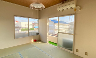 東と南の2面採光。南隣は駐車場で見晴らしが良好です。