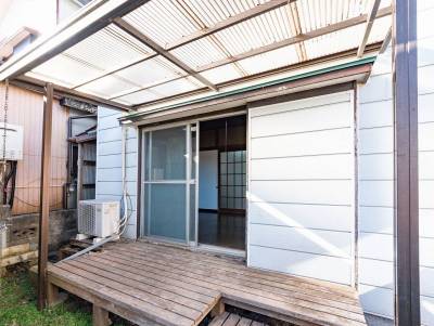 1階の洋室にはテラスがあり地域猫さんがよく日向ぼっこしてます