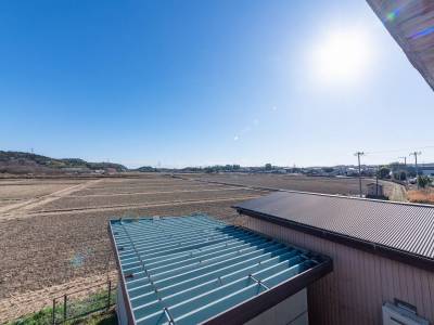 2階カーペットの部屋からは広大な大地が見え日当たり良好です。