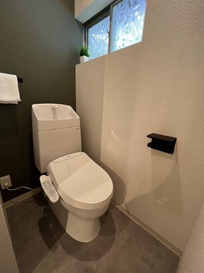 ウォシュレットトイレも新調！タオル掛けや紙巻器もオシャレに✨