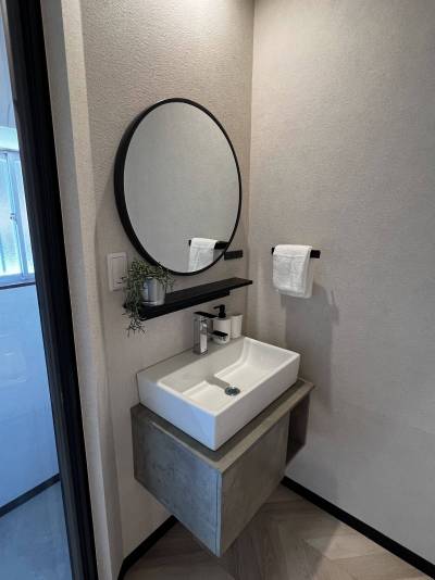 帰ってきてすぐに手が洗える位置にオシャレ洗面台を設置！