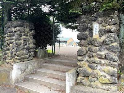 アパートは写真の小諸市立東小学校グランド東隣に建っています