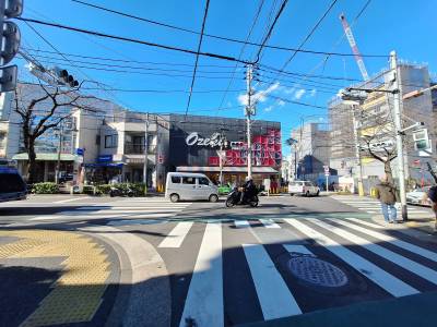 徒歩2分の所にスーパーオオゼキあり