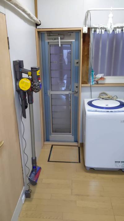 室内に洗濯機があります、付属品です。