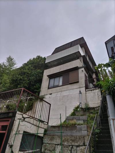 駐車場がある最下部の道路から撮影した家全体の画像です。