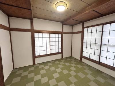 レトロな和の雰囲気とモダンなデザインが融合した2階の和室