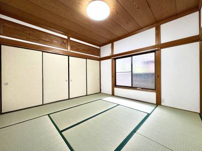 和室8畳です。壁は漆喰です。