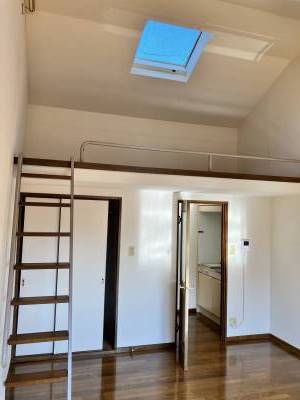 2階のロフトは天井もかなり高く男性でも直立OK