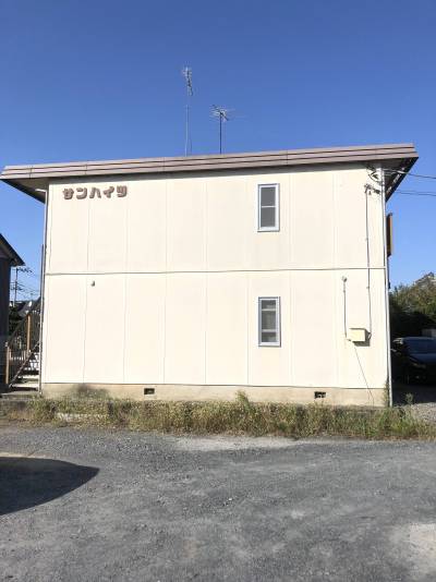 広い駐車場に日当たりの良い部屋