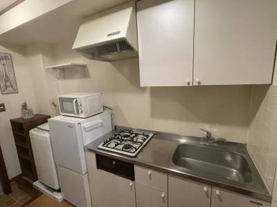 キッチン。ガスコンロ２口とグリルがあります。