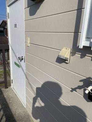 洗濯機置場は外です。