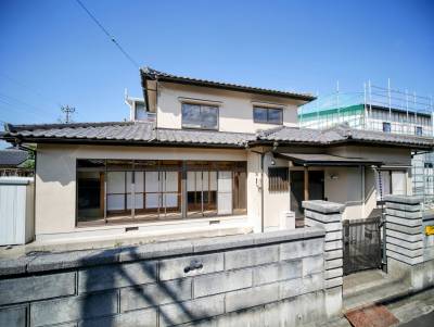 物件外観です!敷地は約90坪の広々空間です! 物件外観です!敷地は約90坪の広々空間です!