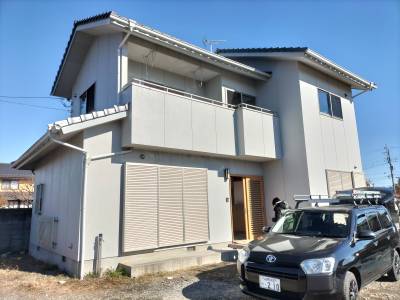 外壁塗装を行い、きれいなライトグレーになりました