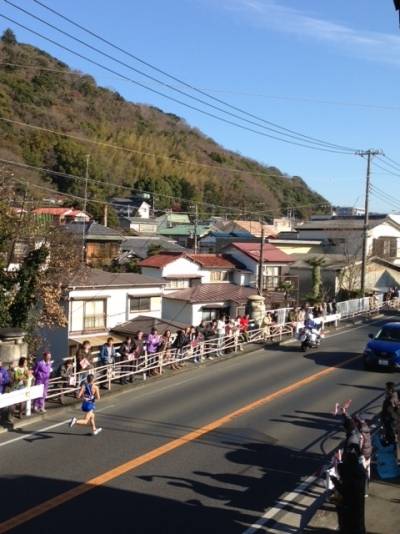 2階の窓から箱根駅伝を応援できます。