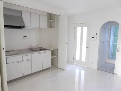 移動パネルを開けて広いキッチン