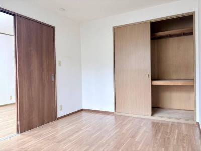 収納たっぷりの洋室