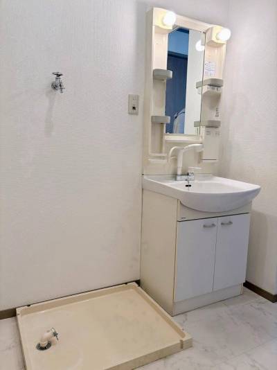 明るい独立洗面台