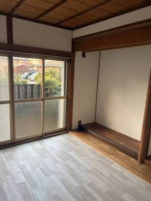 床の間は生かしました。壁紙・フローリングに変更