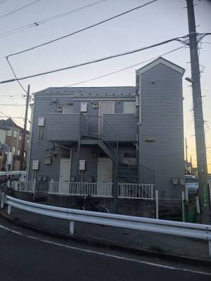 陽当たり良好、カド地。津田沼行きのバス停目の前です。