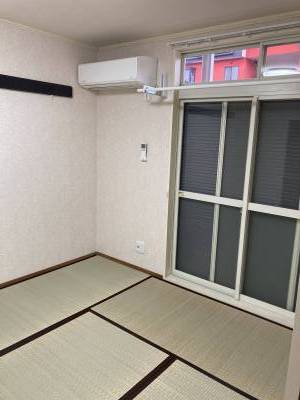 エアコンと物干しハンガーです。